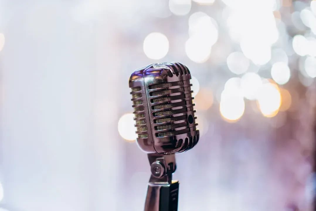 How Voice Lessons Can Support Confidence on Stage